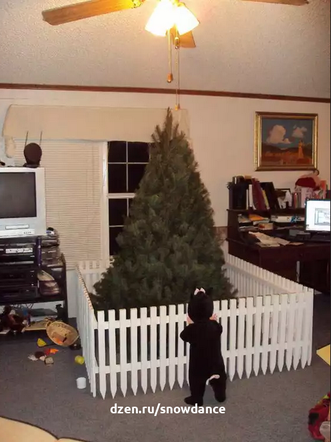 Сверкающая елка плюс кошка - предвестник неизбежной беды. Однако есть люди, которые не представляют себе Рождество без елки.-27