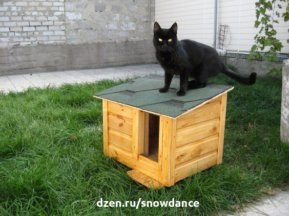 В этой статье мы собрали для вас фоточки интересных и удобных уличных домиков для кошек, от всепогодных, до утепленных зимних.-15