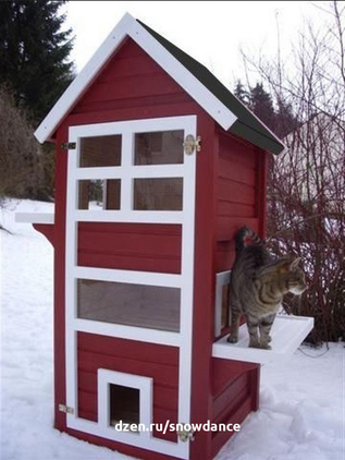 В этой статье мы собрали для вас фоточки интересных и удобных уличных домиков для кошек, от всепогодных, до утепленных зимних.-26
